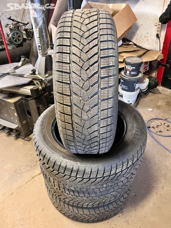 235/60 R18 107H XL SUV zimní pneu GoodYear