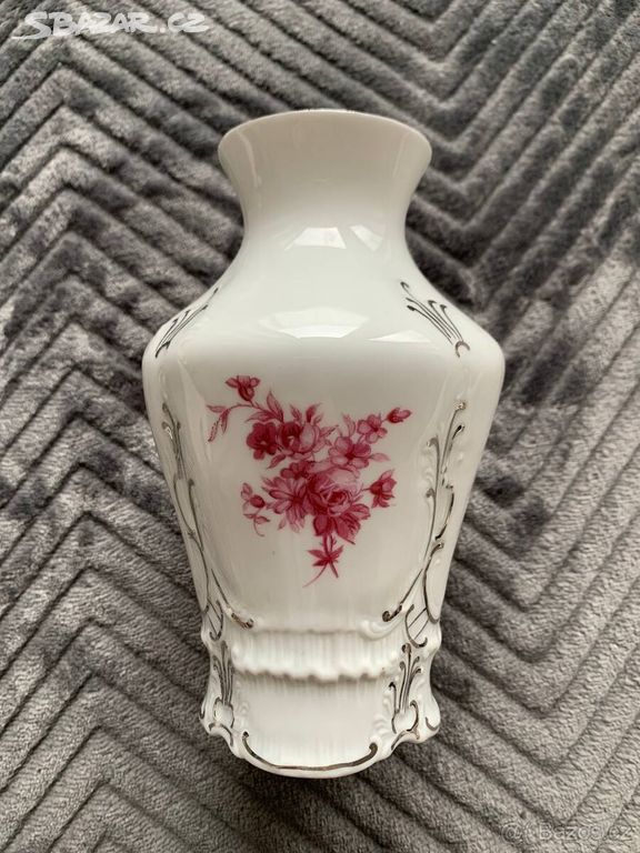 Zdobená a značená porcelánová váza Royal Dux, 1960