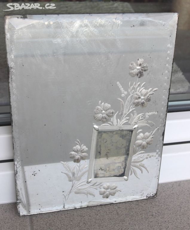 Staré zrcadlo s květinami, stáří nejméně 80 let