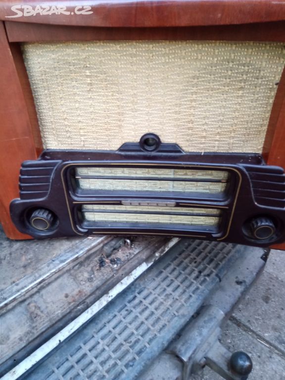 Staré rádio a gramofon