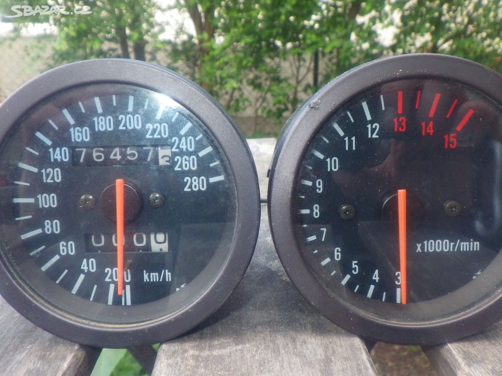 Otáčkoměr a tachometr sundané ze Suzuki GSX 750 R