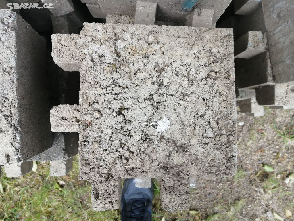 Betonová zatravňovací dlažba kámen 8 x 20 x 20 cm