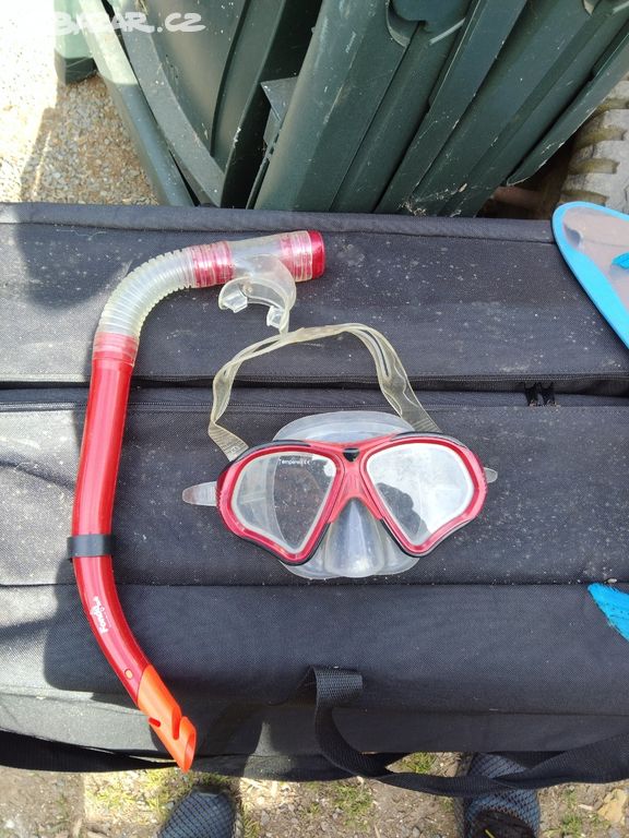 Potápěčské brýle a šnorchl