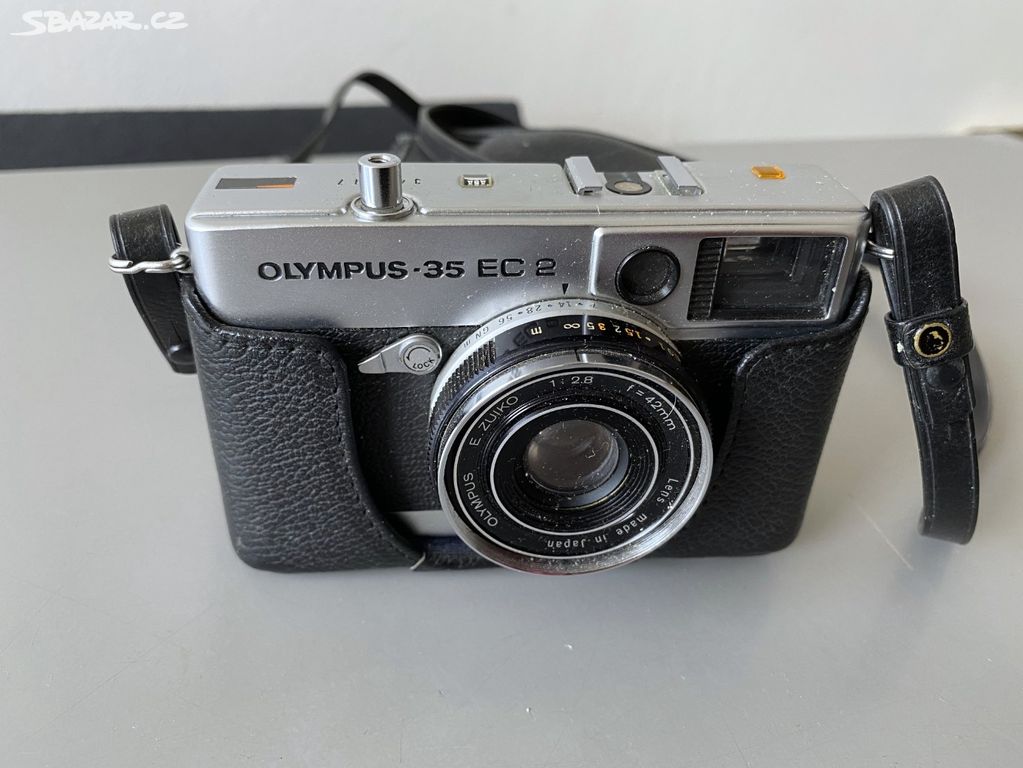 Retro fotoaparát na film Olympus, pouzdro