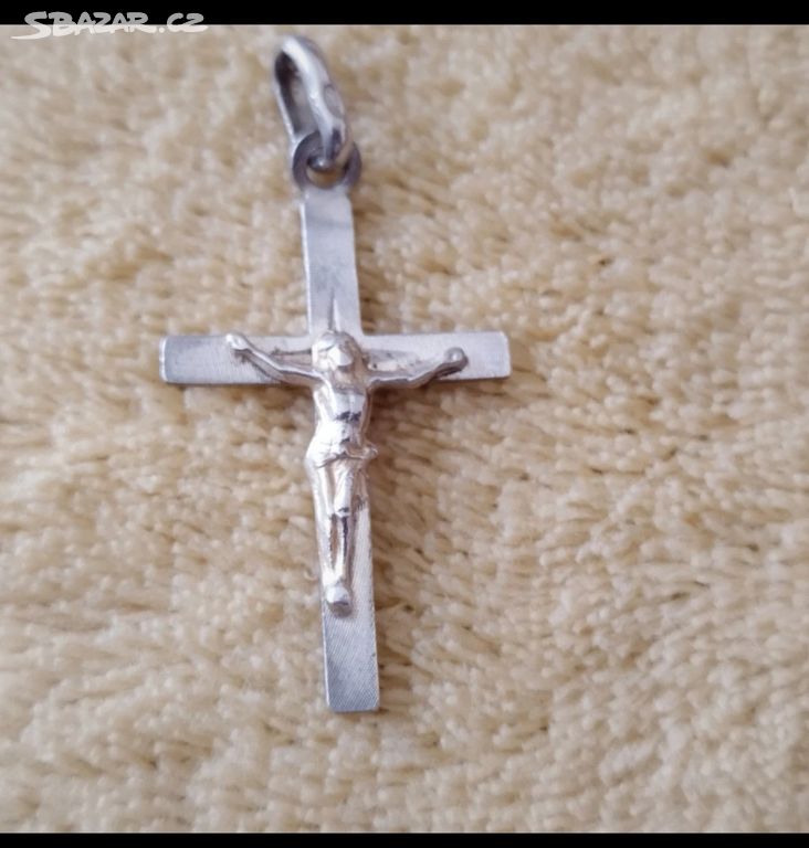 Stříbrný starožitný přívěsek kříž