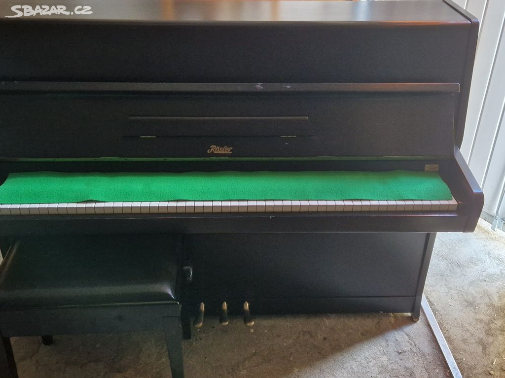 Černé piano Rösler - Petrof - 3 pedál
