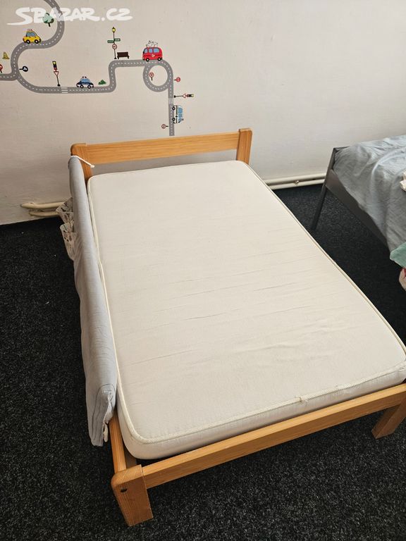 Dětská postel 135 x 87 cm s matrací a roštem