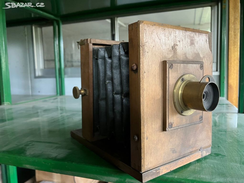 Dřevěný starožitný měchový fotoaparát