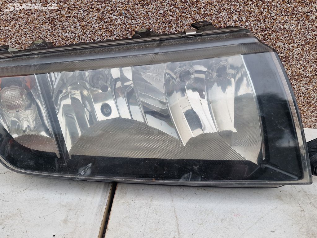 Pravé světlo Škoda Fabia černé pozadí