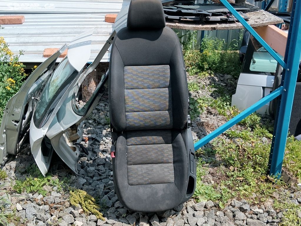 Škoda Octavia II levá přední látková sedačka