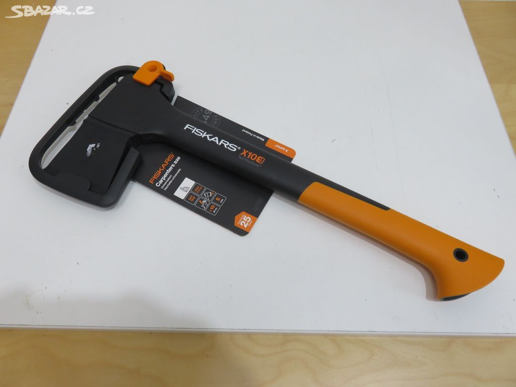 Nová univerzální štípací sekera Fiskars X10