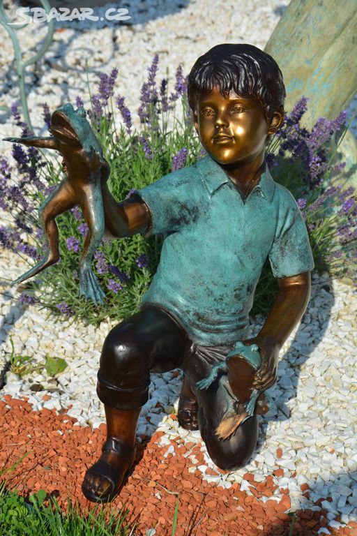 Bronzová socha - Chlapec s žábami - kolorovaná
