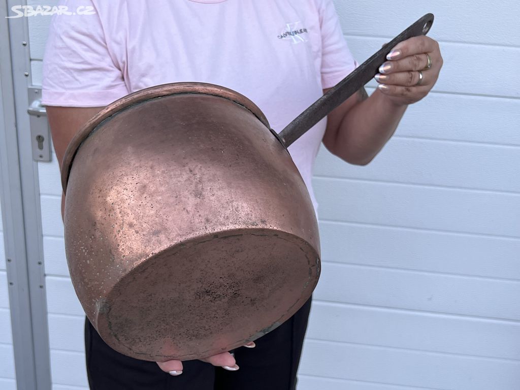 Starožitný měděný hrnec rendlík s držadlem 1,9kg