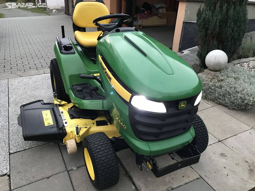 Zahradní traktor John Deere X540