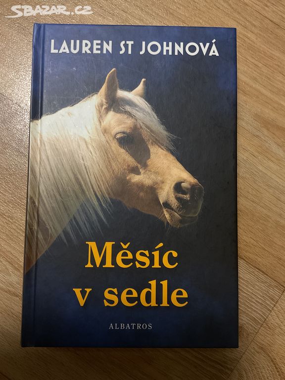 Měsíc v sedle; Lauren St Johnová