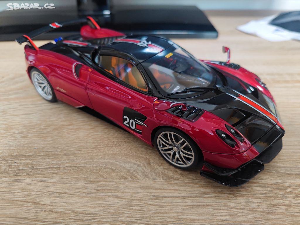 Model auta Pagani Huayra Roadster 1/18 nepoužité