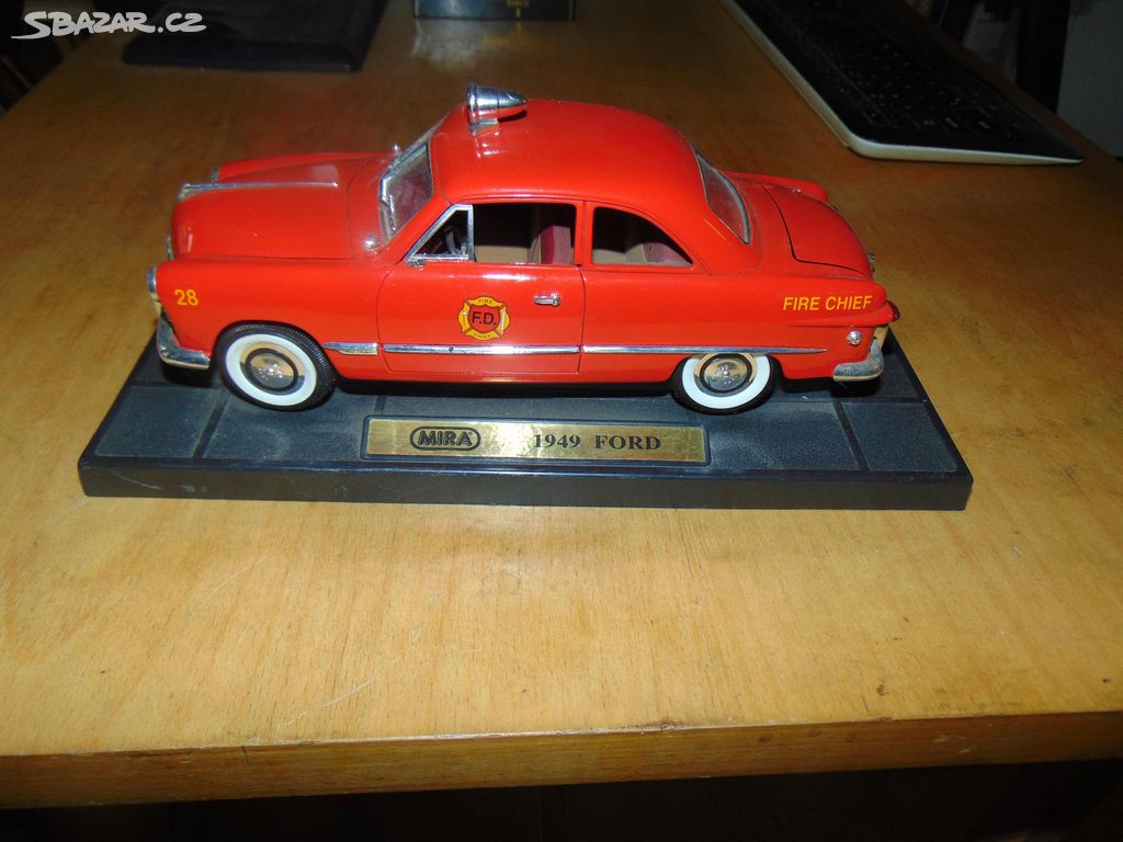 Model 1/18 1949 Ford Fire Chief Car