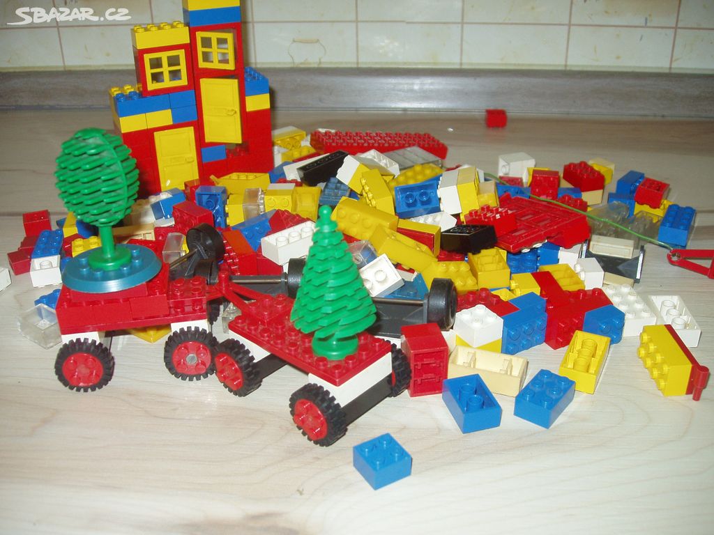 Stavebnice LEGO a dřevěné kostky