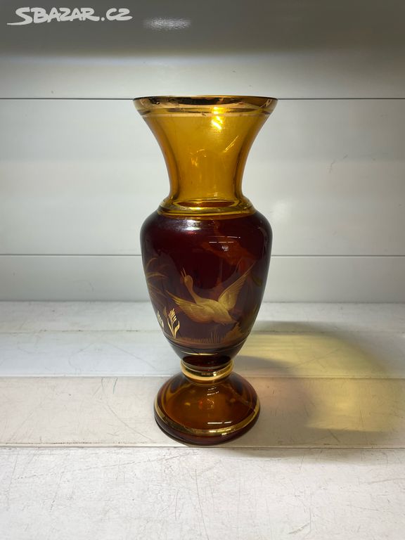 stará váza ambrové sklo divoké husy 26cm vysoká