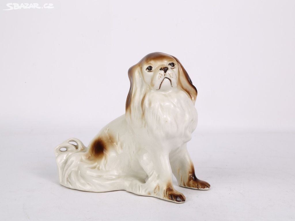 Soška, figurka, miniatura sedícího psa - porcelán