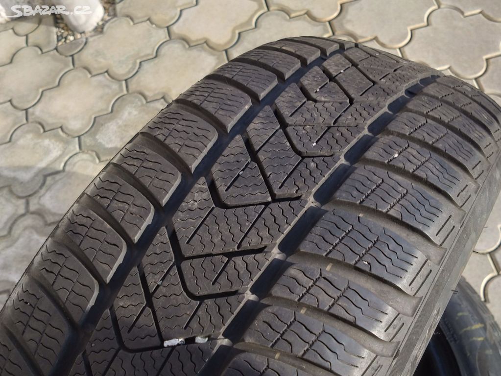 Prodám 2 zimní pneu 225 55 17 PIRELLI vzorek 95 %