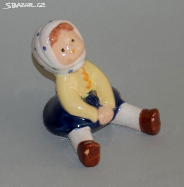 plastika sedící děvčátko keramika