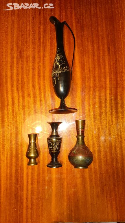 Starožitné kovové vázy různé velikosti