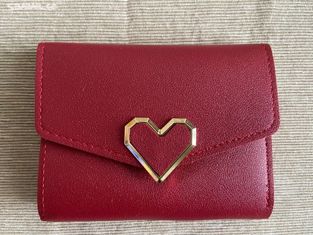 Malá vínová peněženka se zlatým detailem nová