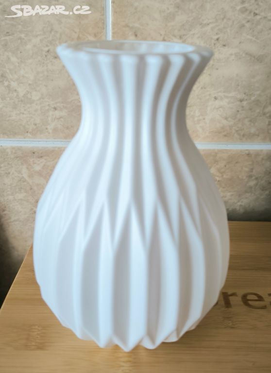 Bílá váza Nová