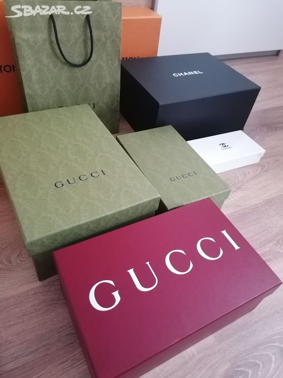 Tašky a krabice od Louis Vuitton, Chanel, Gucci