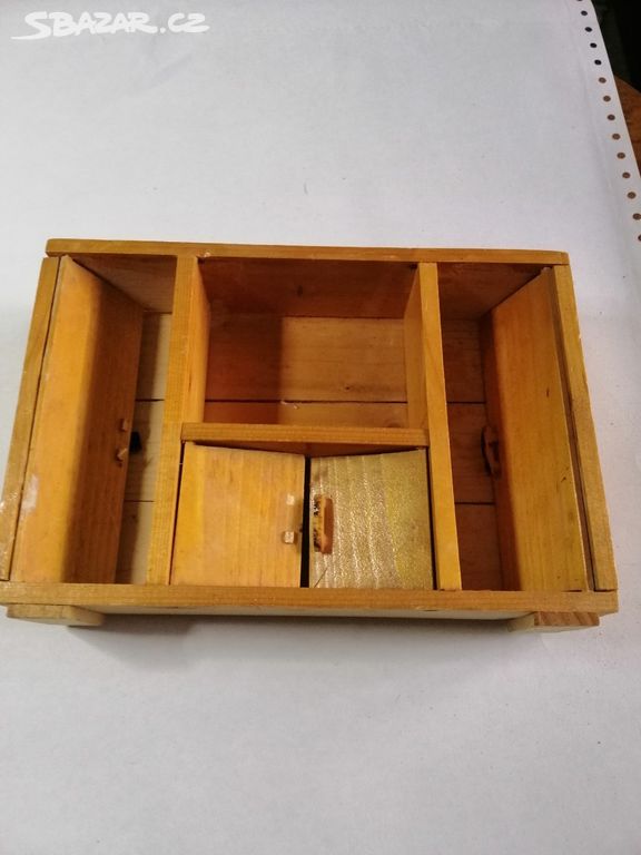 Dětská dřevěná skříňka