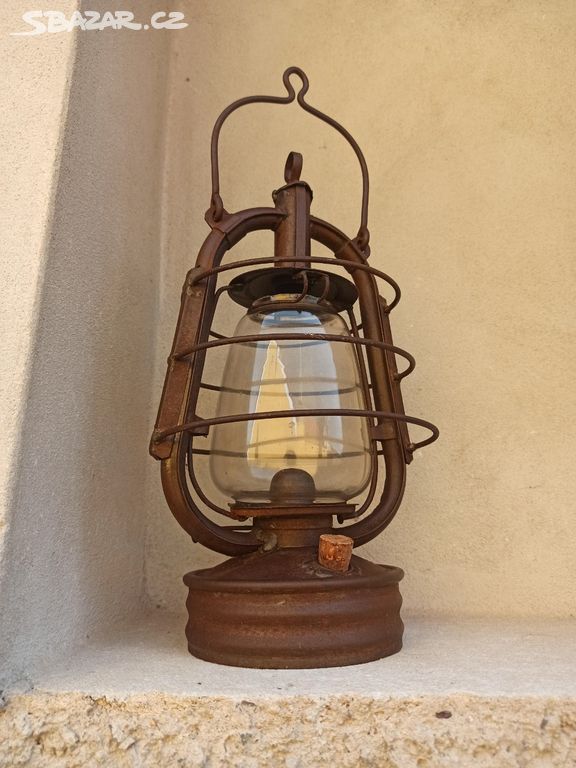 Krásná velice stará petrolejová lampa PS