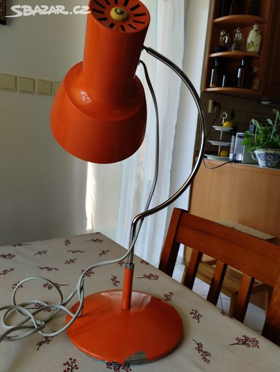 Oranžová kovová retro lampička