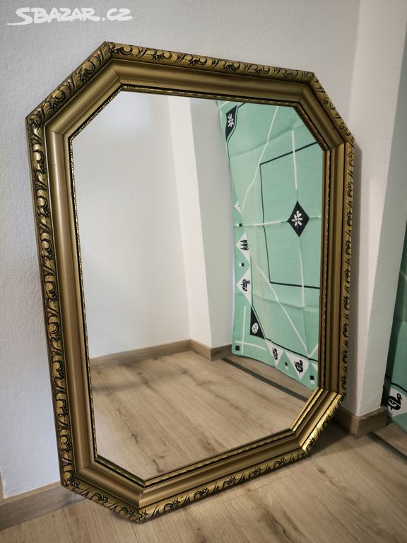 Starožitné zrcadlo ve zlaceném rámu