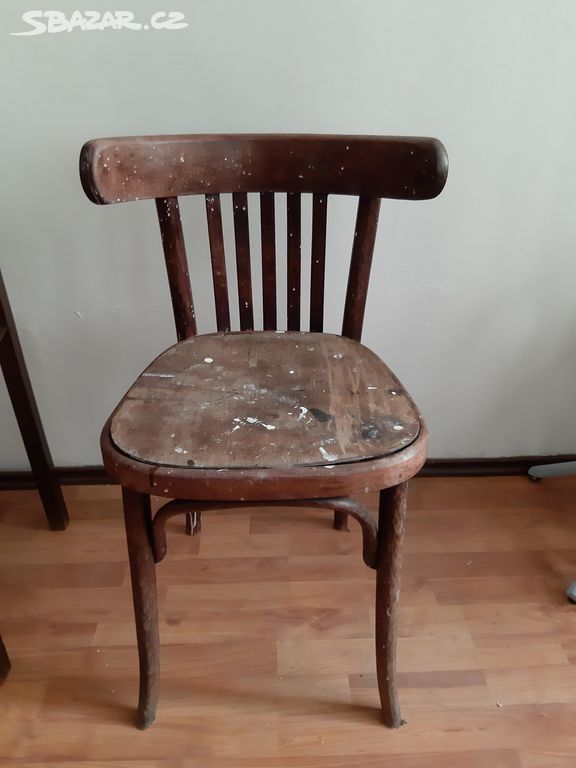 Stará dřevěná židle Thonet k renovaci