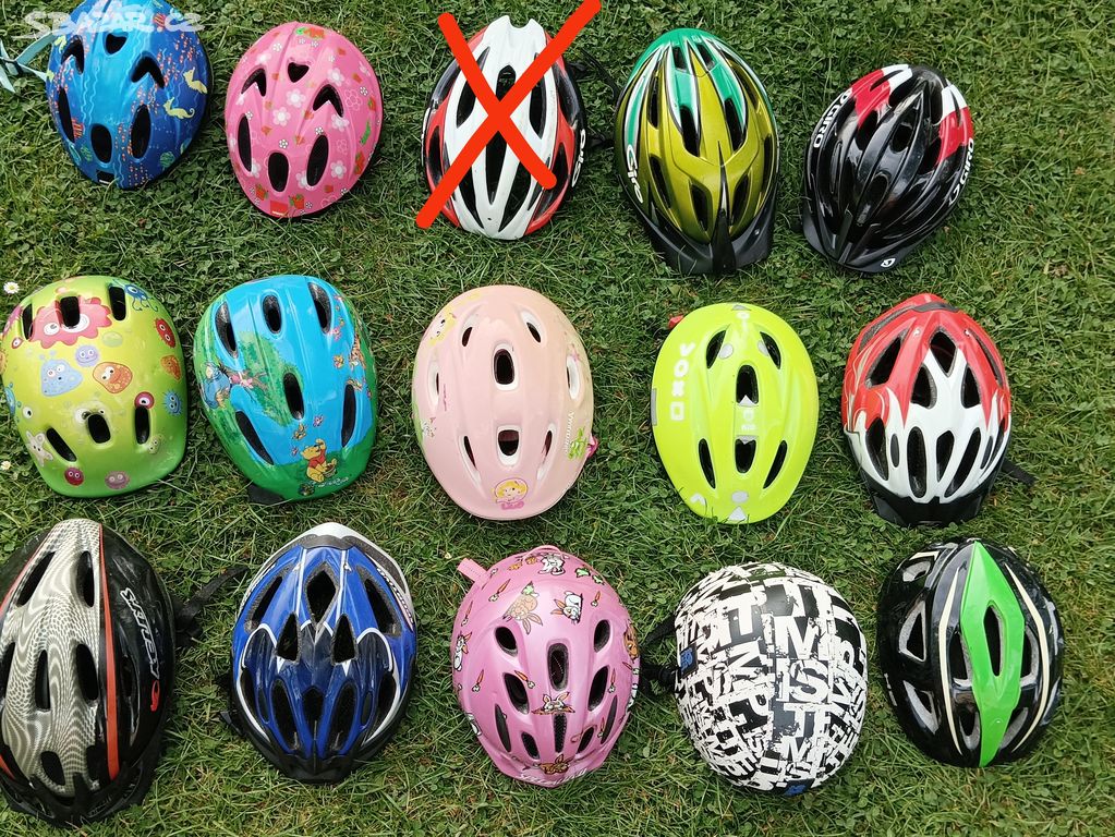 Cyklistické různé helmy horní řada modrá (v zadu p