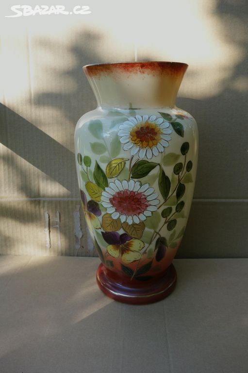 Pěkná, stará malovaná váza z mléčného skla