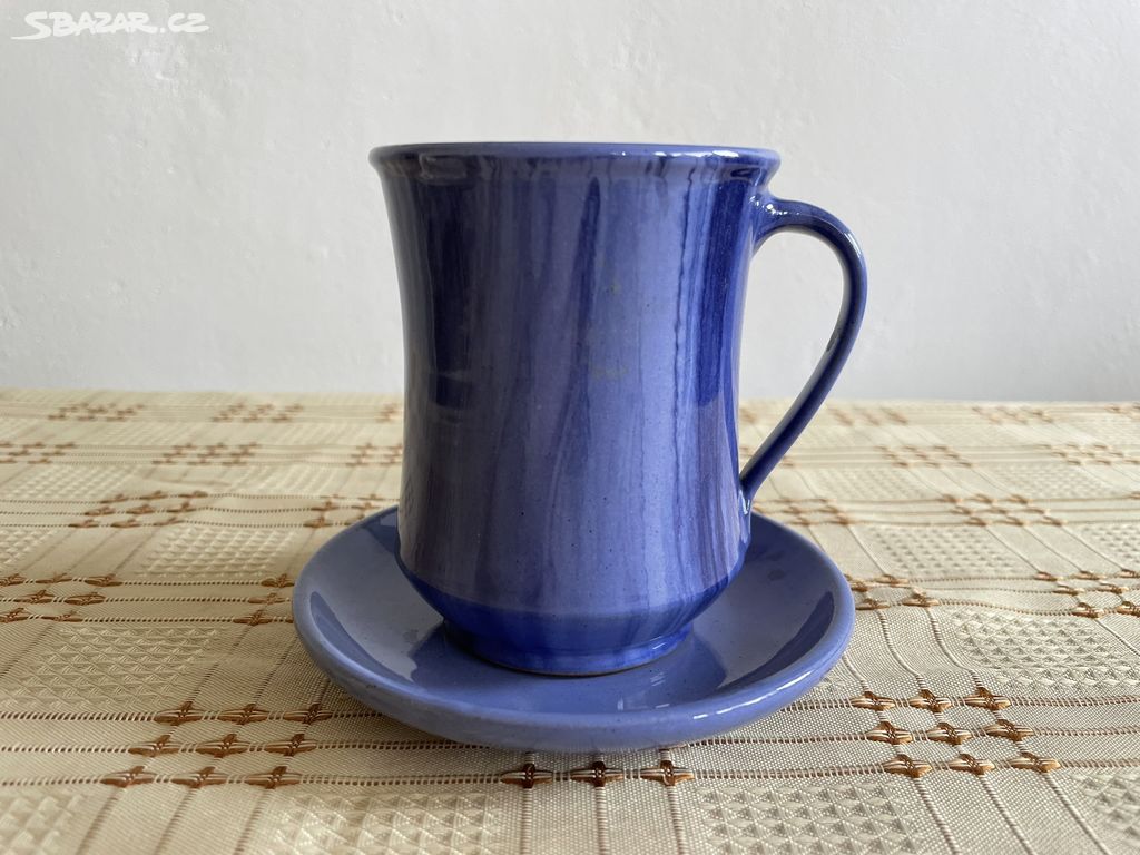 Modrý keramický hrneček s podšálkem ruční výroba