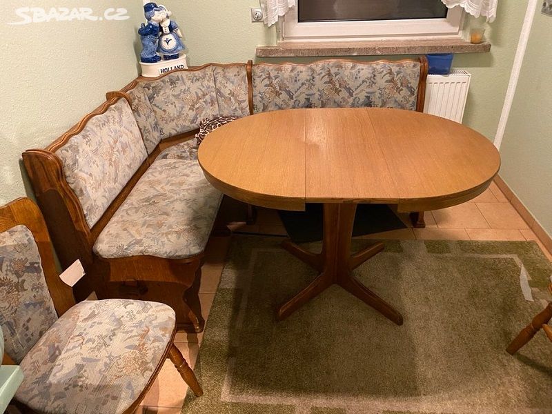 Rohová lavice, oválný jídelní stůl a 2 židle