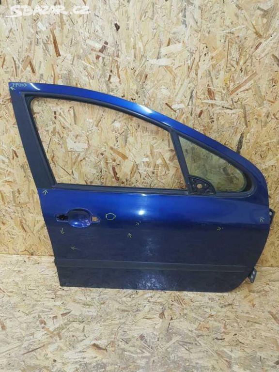 Dveře pravé přední Peugeot 307 poškozené viz foto