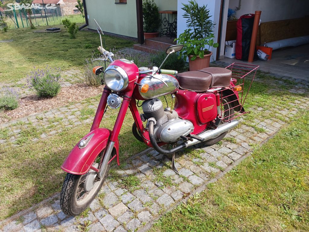 Motocykl Jawa 250 kývačka