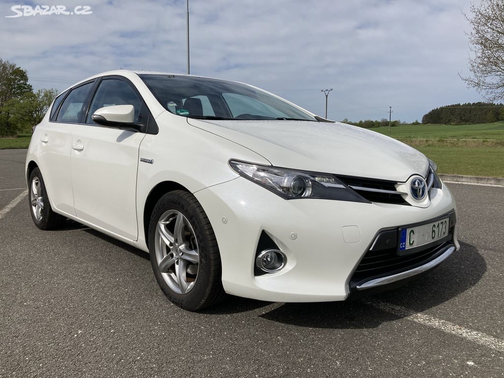 TOYOTA AURIS HYBRID 2013, 1.MAJ 135000KM, NOVÁ STK