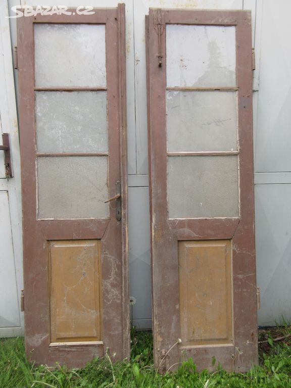 Staré vysoké dveře dvoukřídlé