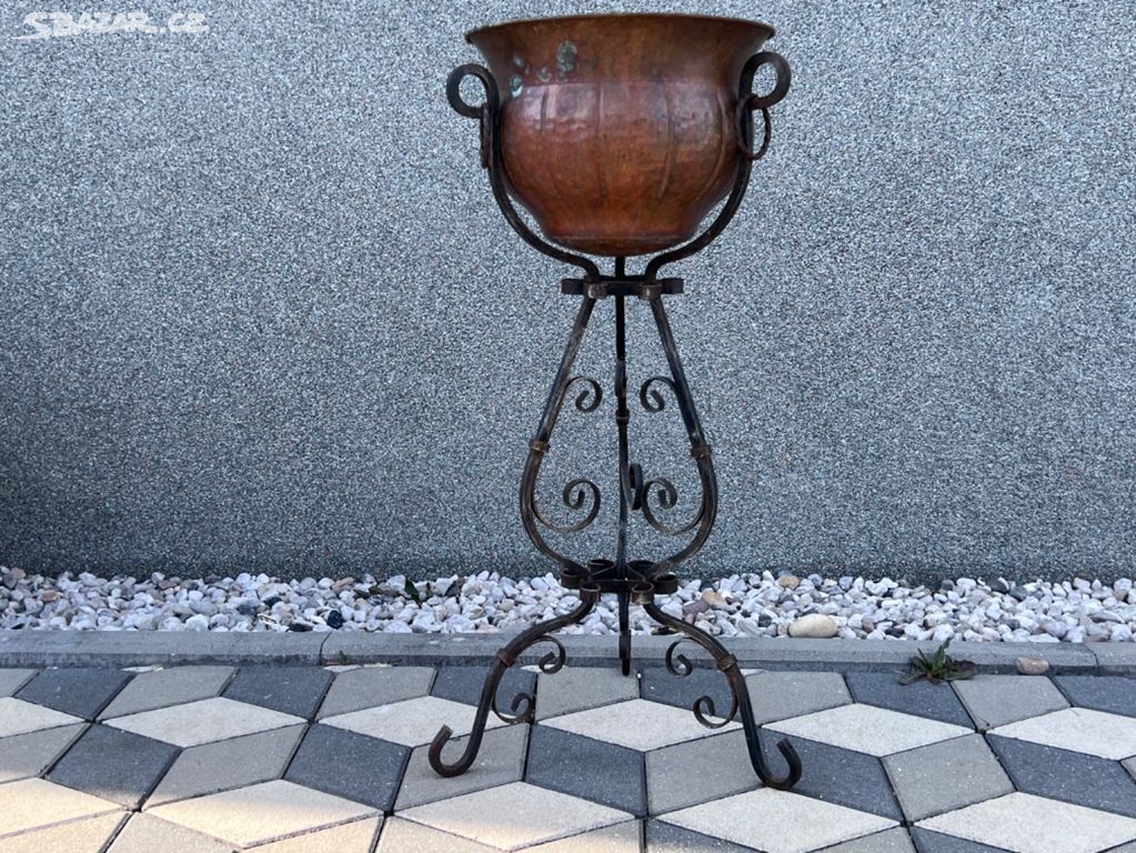 Starý stojan s květináčem kované železo a měď