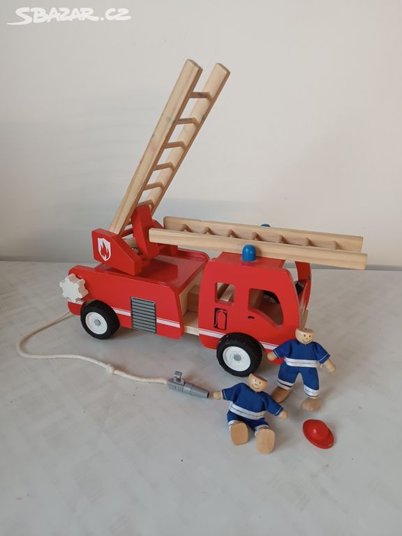 hasičské auto, dřevěná hračka