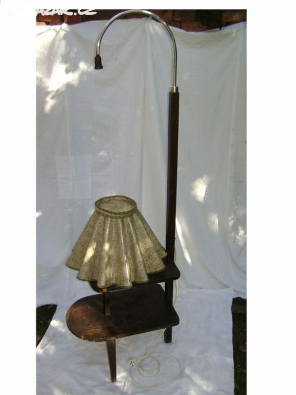Stará stojací lampa podlahová dřevěná se stínítkem