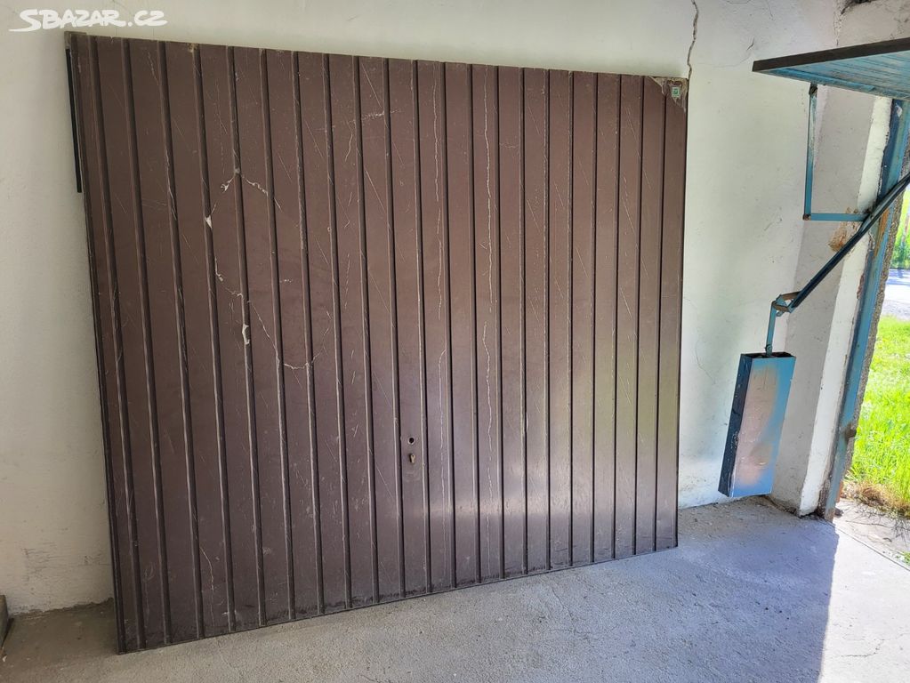 Výklopná garážová vrata