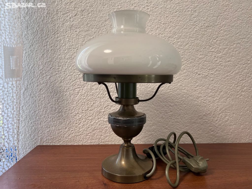 Stolní mosazná lampa s bílým stínidlem