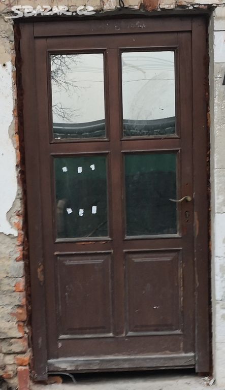 Dřevěné vchodové dveře s rámem, kováním, vložkou