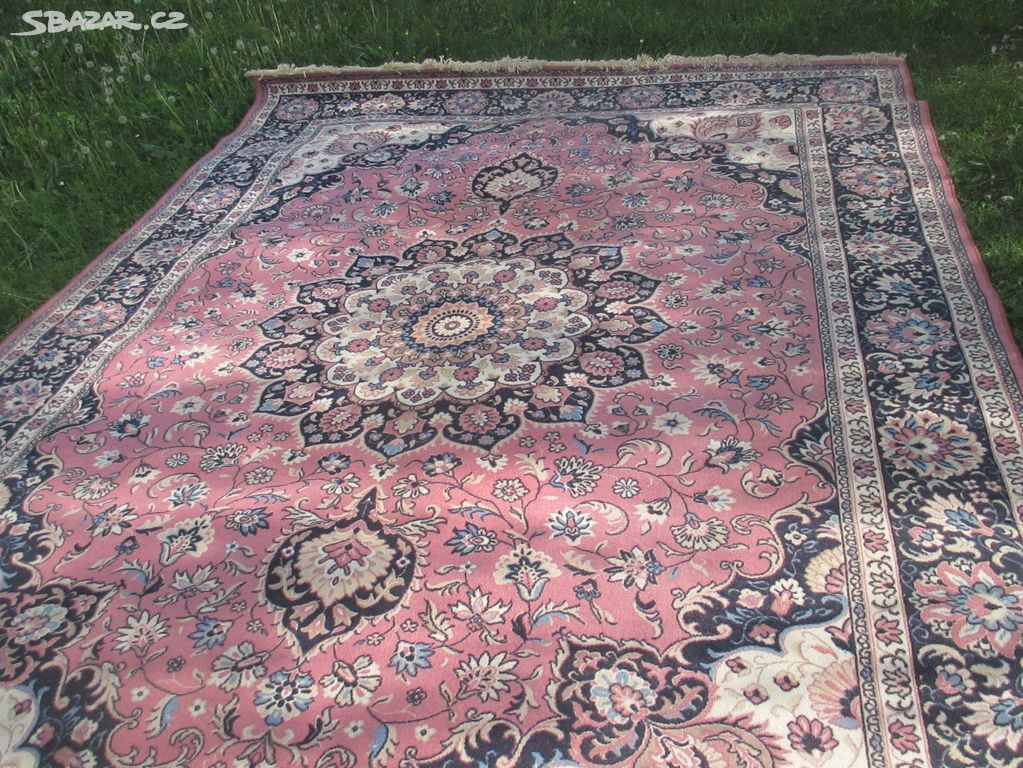 Nabízím starožitný perský koberec . Nepouživaný.